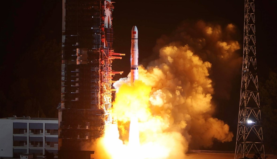 الصين تطلق قمراً اصطناعياً لاستكشاف الجانب المظلم من القمر