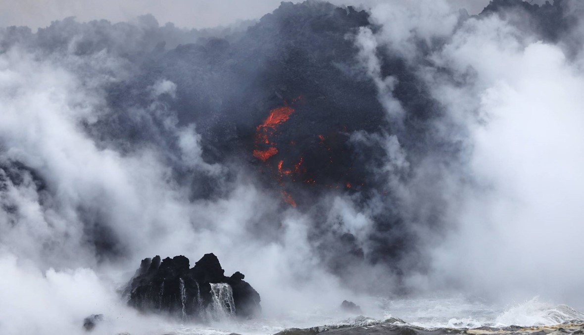 حمم البركان "كيلاويا" وصلت إلى الهادىء: تحذير من مزيج غازي ضار (صور)