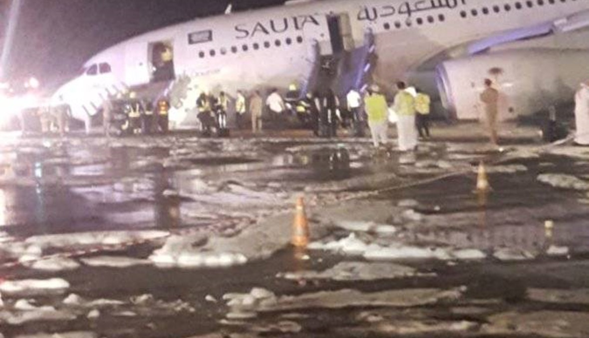 عند محاولة الهبوط تعذر إنزال عجلات الطائرة... السعودية تنجو من كارثة (صور)