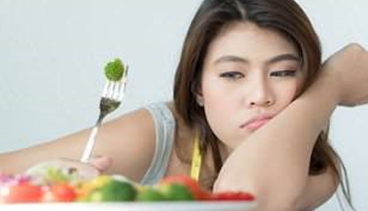 دراسة: تناول الطعام منفرداً يسبب التعاسة والأمراض العقلية