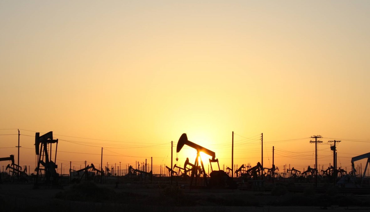 مؤسسات دولية توصي لبنان بإعادة الرسوم على البنزين النفط إلى 100 دولار نتيجة الأوضاع الجيوسياسية