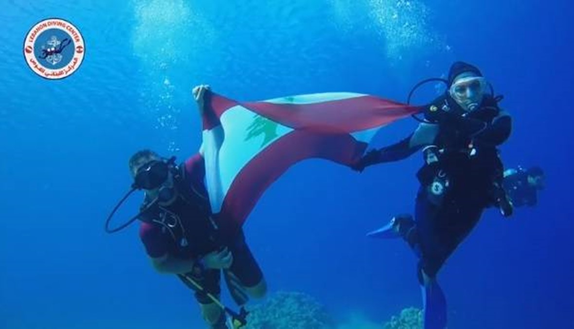 في ذكرى التحرير... رفع العلم اللبناني في قاع البحر الأحمر (فيديو)