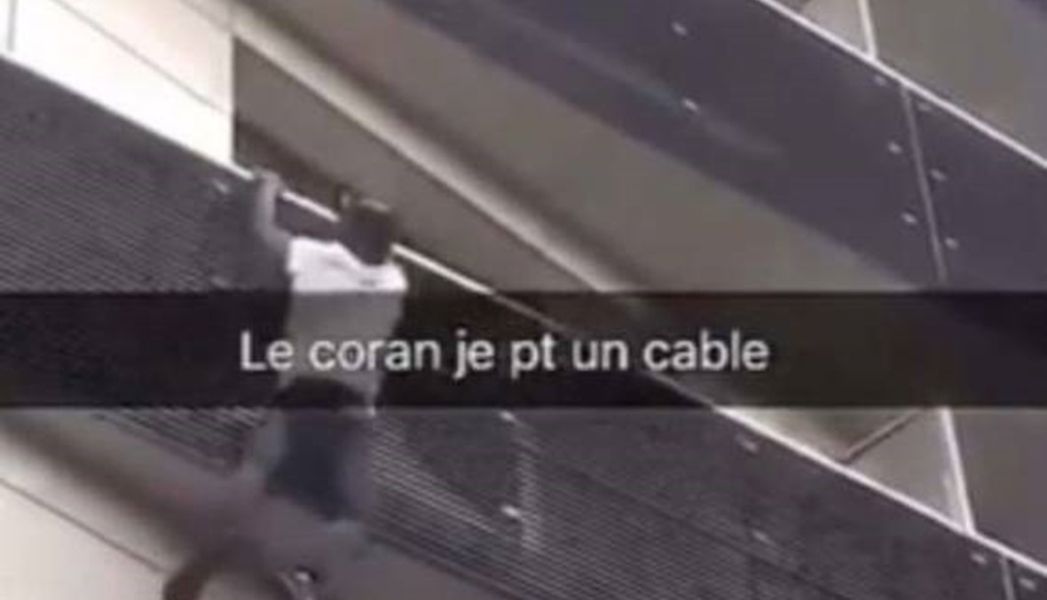 "الرجل العنكبوت" في باريس... تسلق أربع طبقات لإنقاذ حياة طفل (فيديو)