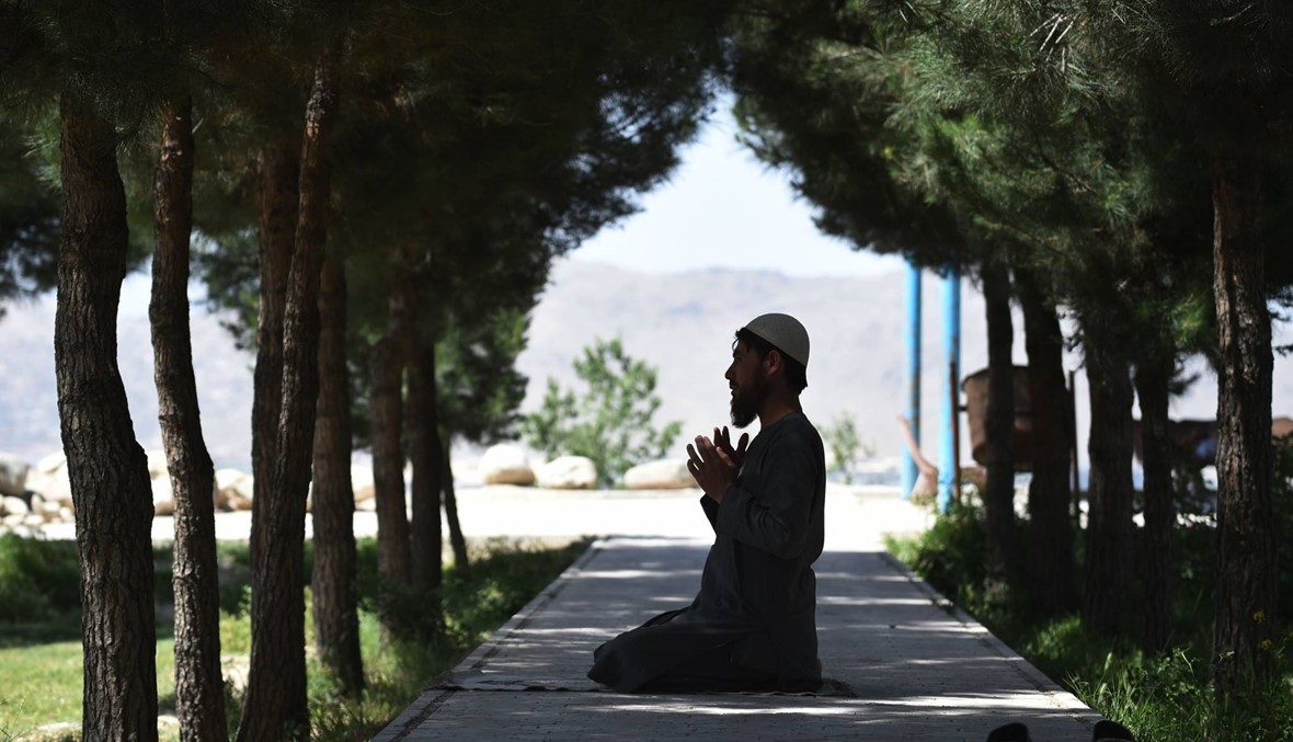 رجل باكستاني يؤدي الصلاة في الحديقة خلال شهر رمضان المبارك (أ ف ب).