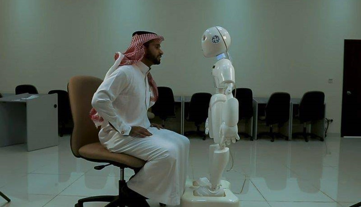 بالفيديو: أول روبوت ناطق باللغة العربية في العالم