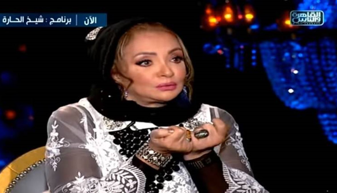شهيرة تلمّح إلى خلع الحجاب والمذيعة ترد: "دافنينه سوا"! (فيديو)