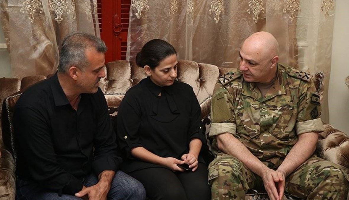 بالصور- قائد الجيش زار عائلة المجند علي مصطفى: دماؤه لن تذهب هدراً