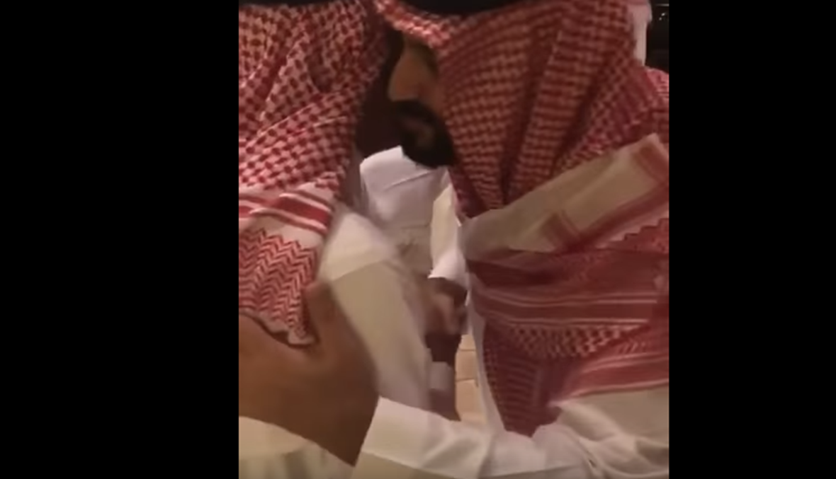 ولي العهد السعودي ونجله سلمان يزوران الأمير مقرن (فيديو)