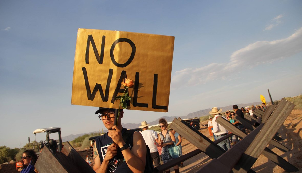 المئات يتظاهرون في المكسيك احتجاجا على بناء الجدار الحدودي مع الولايات المتحدة (أ ف ب).
