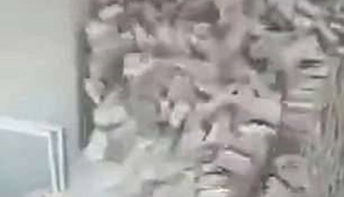 بالفيديو: إنقاذ طفلين من تحت الطوب بأعجوبة