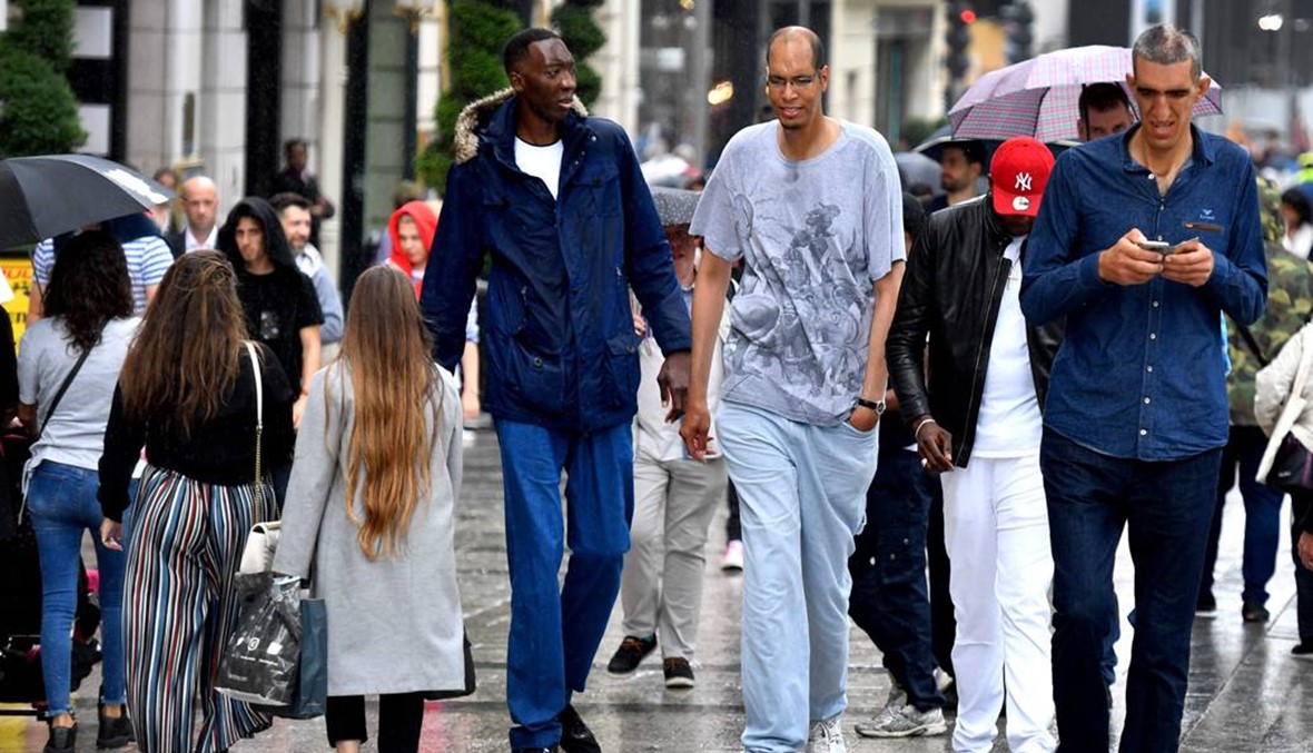 أطول رجال العالم يلتقون في باريس \r\nابراهيم تقي الله (2,46) الثاني عالمياً