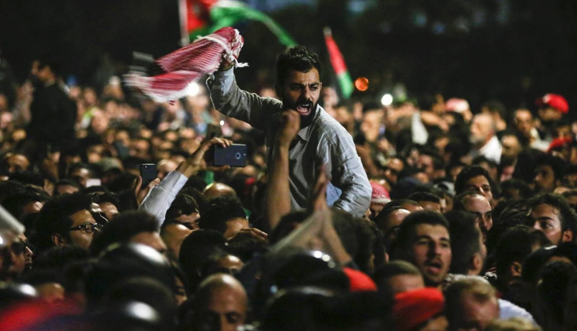 احتجاجات ليلية في الأردن رغم استقالة رئيس الوزراء... "طاق طاق طاقية حكومات حرامية"