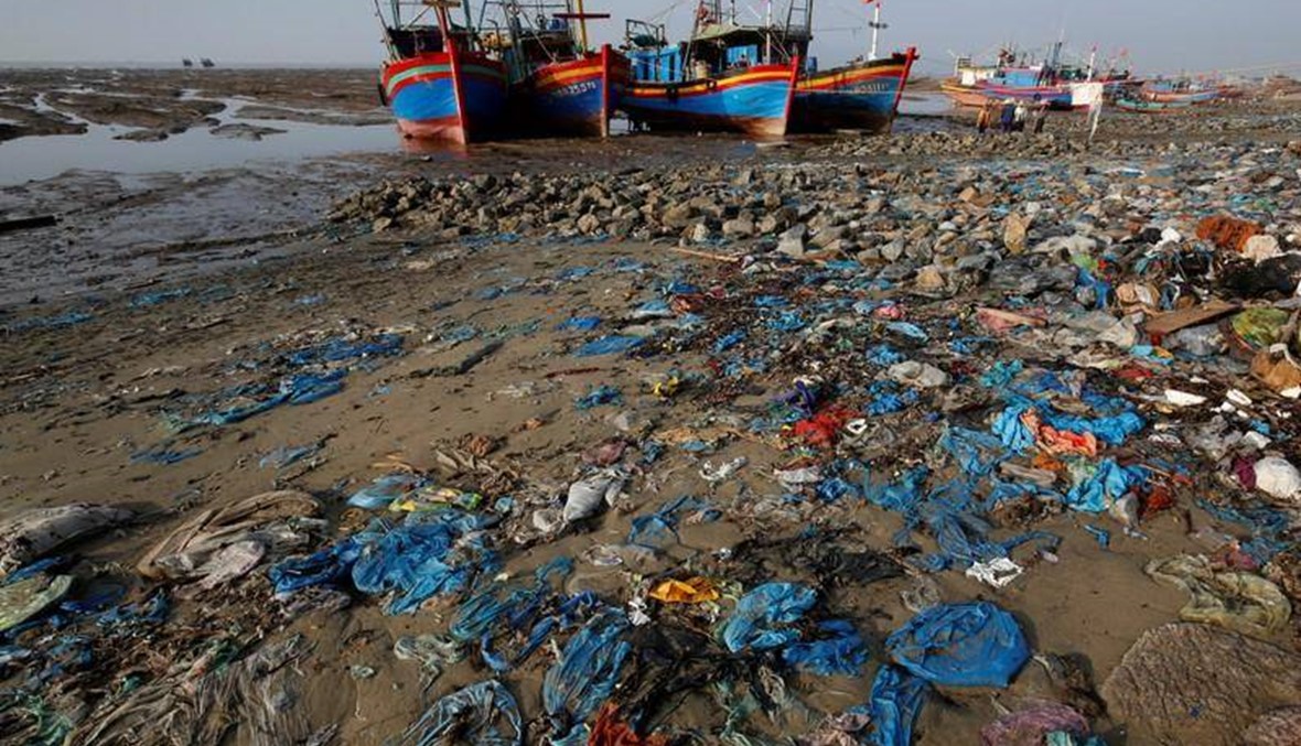 في يوم البيئة العالمي... نفايات البلاستيك تخنق شاطىء "دا لوك" في فيتنام