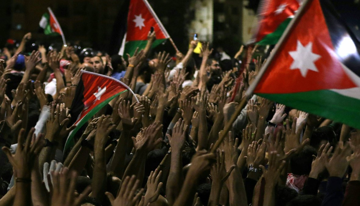 العاهل الأردني يطلب من الرزاز "مراجعة شاملة" لقانون ضريبة الدخل