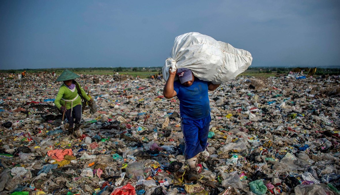 جمع النفايات "القيّمة" من احد المكبات في اندونيسيا (أ ف ب).