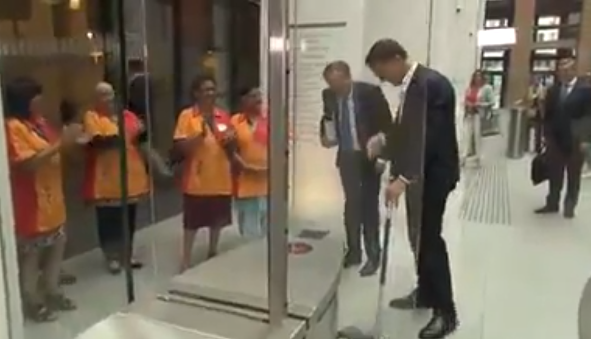بالفيديو: رئيس وزراء هولندا ينظف الأرضية والسبب كوب من القهوة