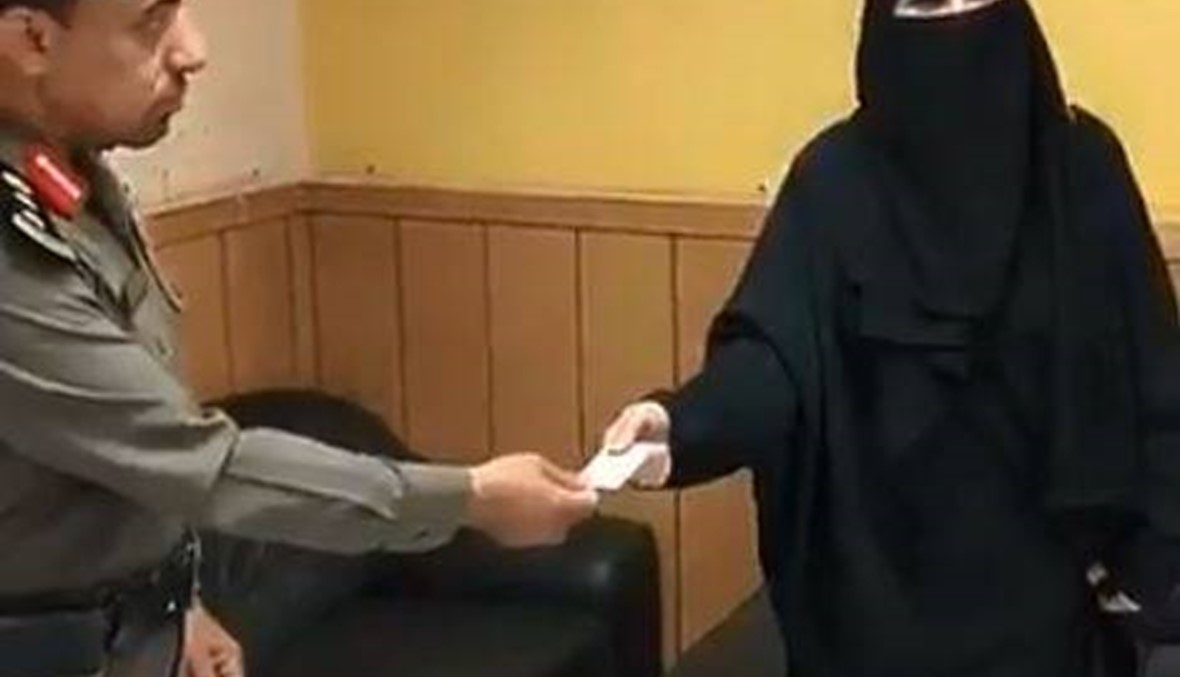 فيديو يظهر أوّل امرأة تتسلّم رخصة قيادة في القصيم السعودية