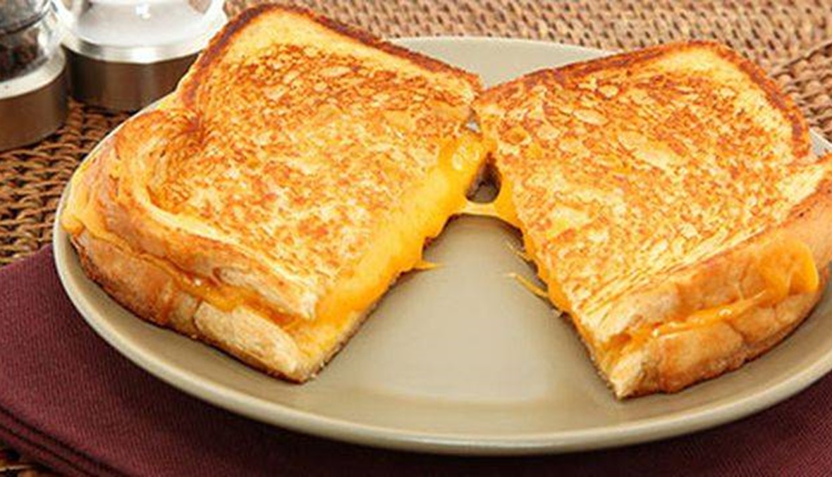 الجبنة الصفراء والبطاطا... قرمشها على العشاء أمام التلفزيون!