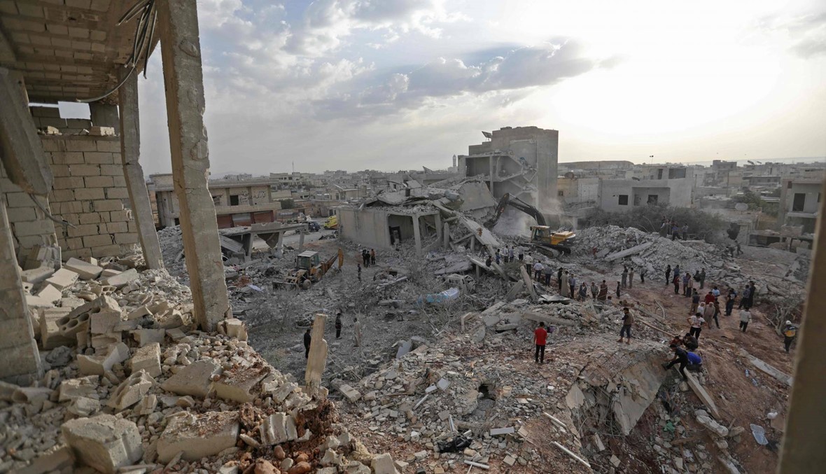 اثار الدمار الناتجة عن قصف جوي استهدف إدلب السورية (أ ف ب)