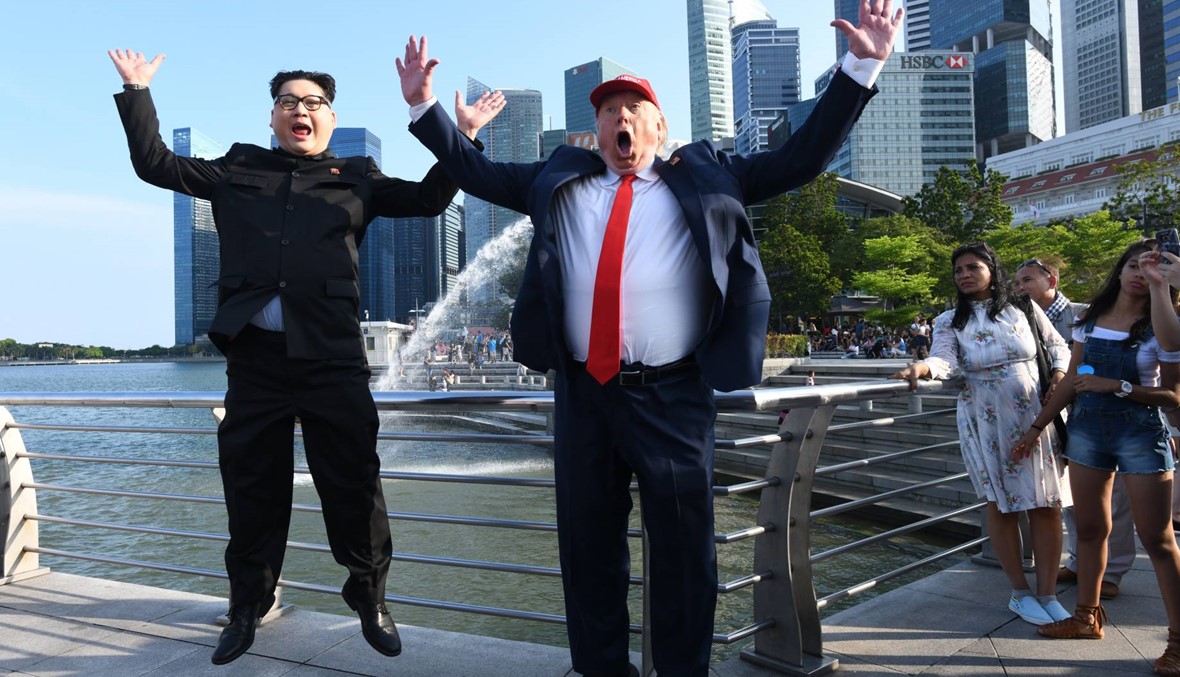 مفاجأة ترامب وكيم قبل القمّة... عناق وضحكات وقُبَل في شوارع سنغافورة