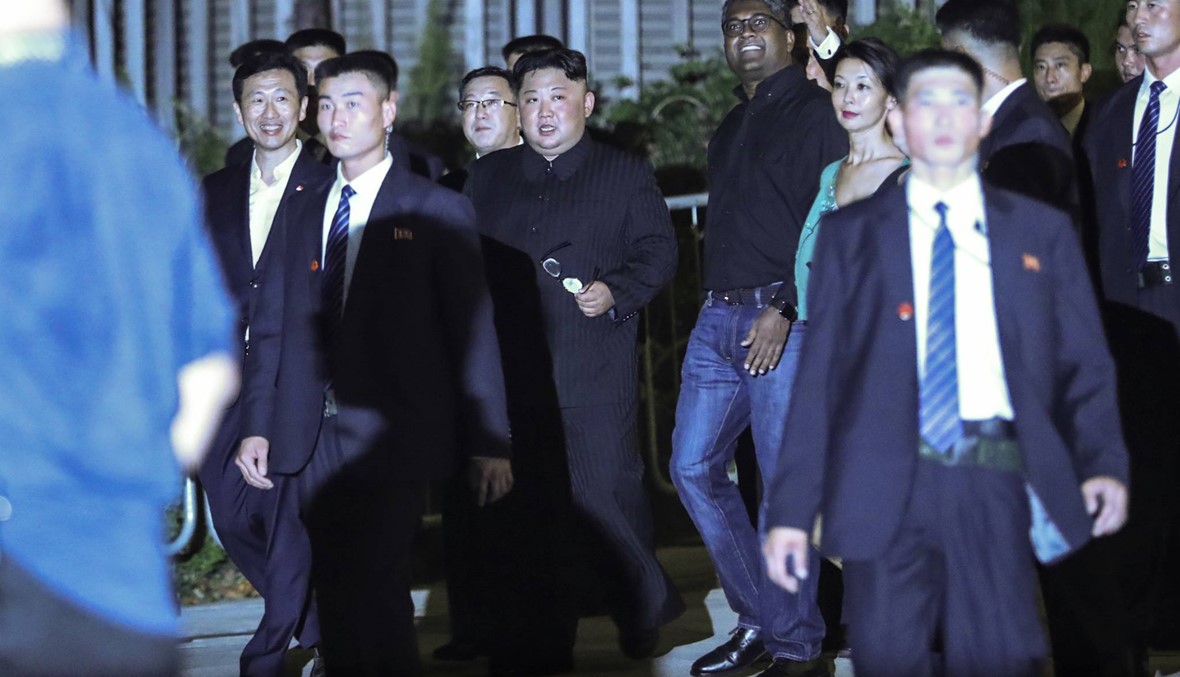 كيم يخرج من فندقه في نزهة مسائيّة بسنغافورة: الصين تبقيه تحت جناحيها