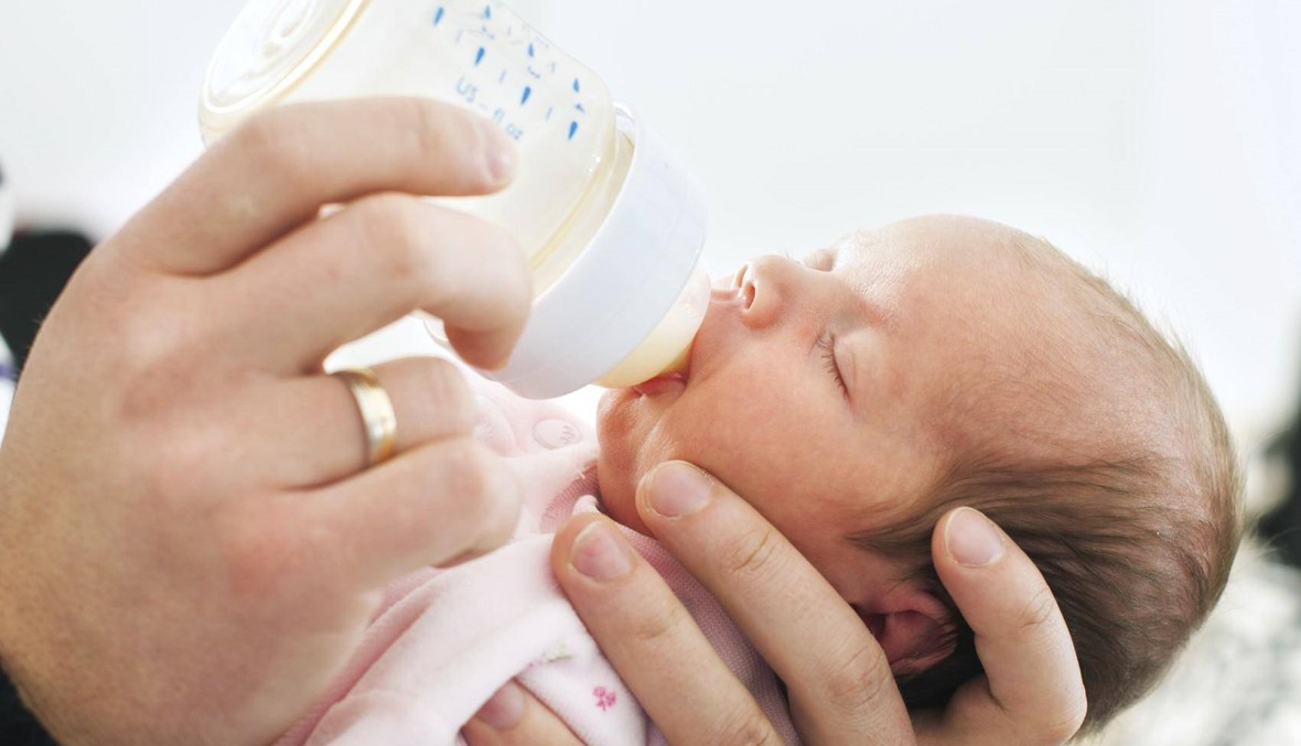 لماذا تشعر الأم بالذنب عند الرضاعة الصناعية؟