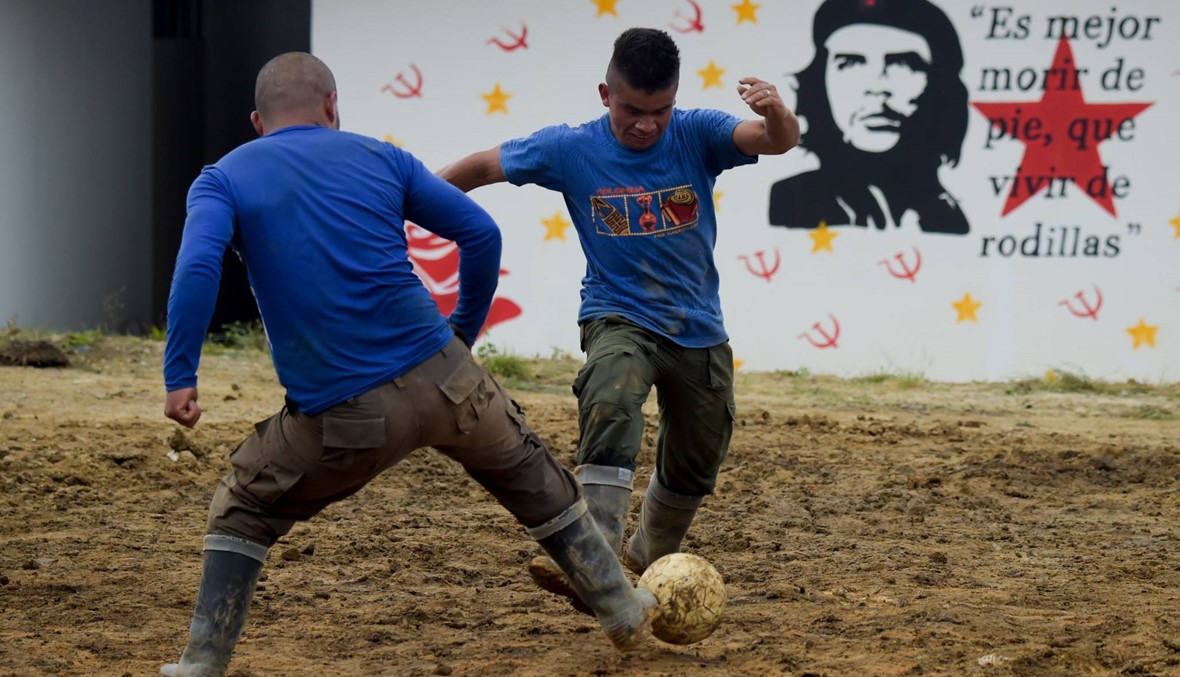 متمردو القوات المسلحة "الثورية الكولومبية" يلعبون كرة القدم قبل ساعات من انطلاق المونديال (أ ف ب).