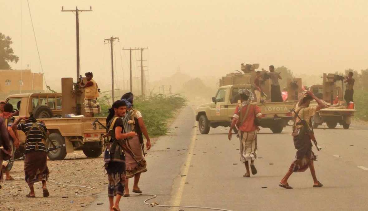 القوات اليمنية تقاتل لاقتحام مطار الحديدة وزعيم المتمردين يحث على الصمود