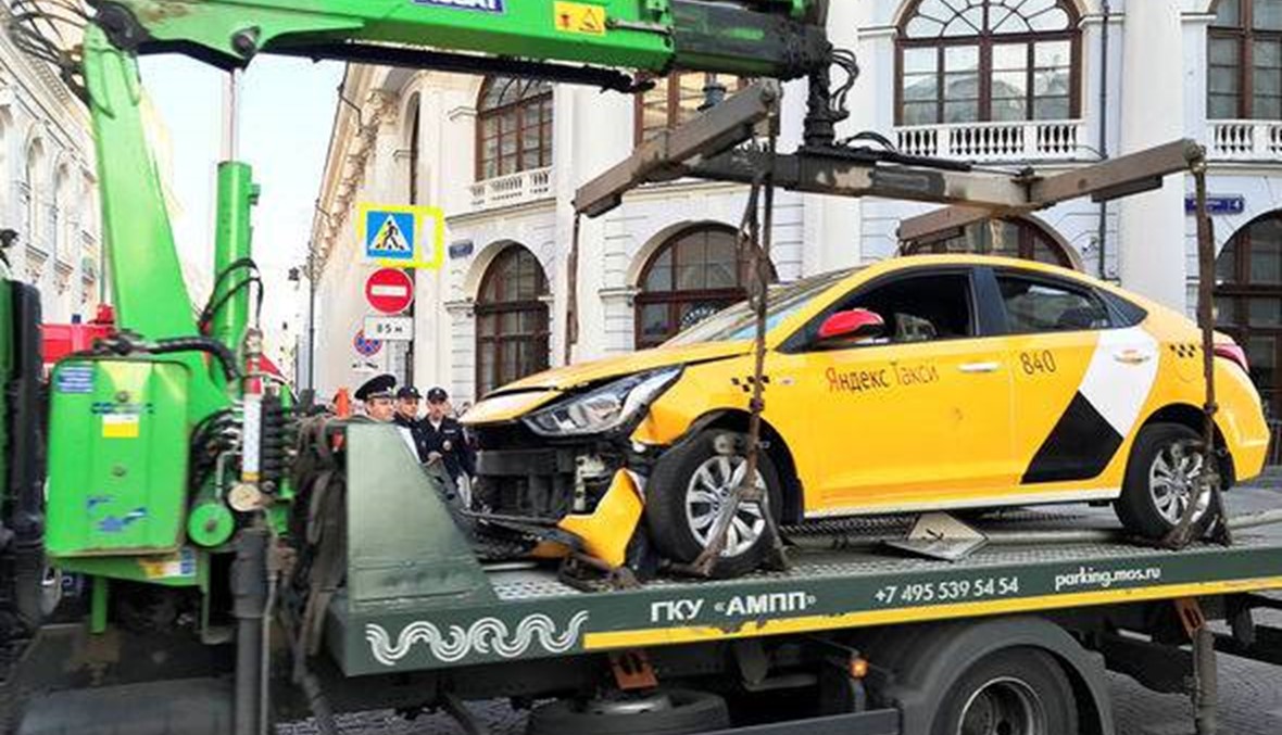 بالصور- سيارة أجرة تصدم مارة في موسكو... إصابة ثمانية بجروح