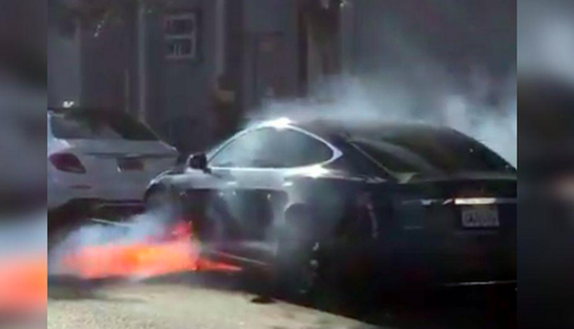 فيديو صادم: احتراق سيارة تسلا الكهربائية Model S وهي متوقّفة
