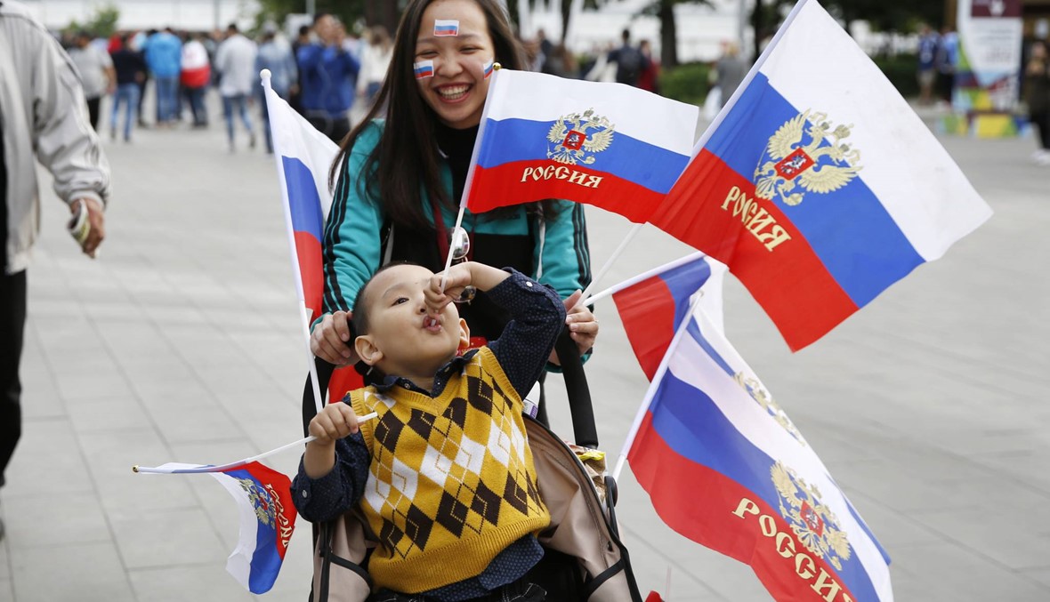 Smiling Russians? World Cup hosts defy glum, hostile image