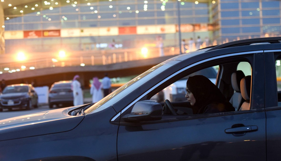 السعوديّات يقدن السيّارات ابتداء من الأحد: محقّقات في الحوادث يتأهبن