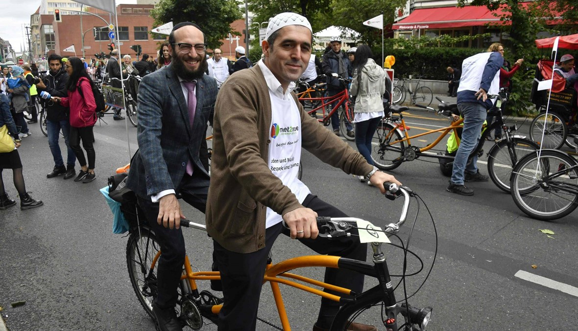 بالصور: أئمة وحاخامات يشاركون في مسيرة دراجات هوائية في برلين دعما لاحترام الاديان