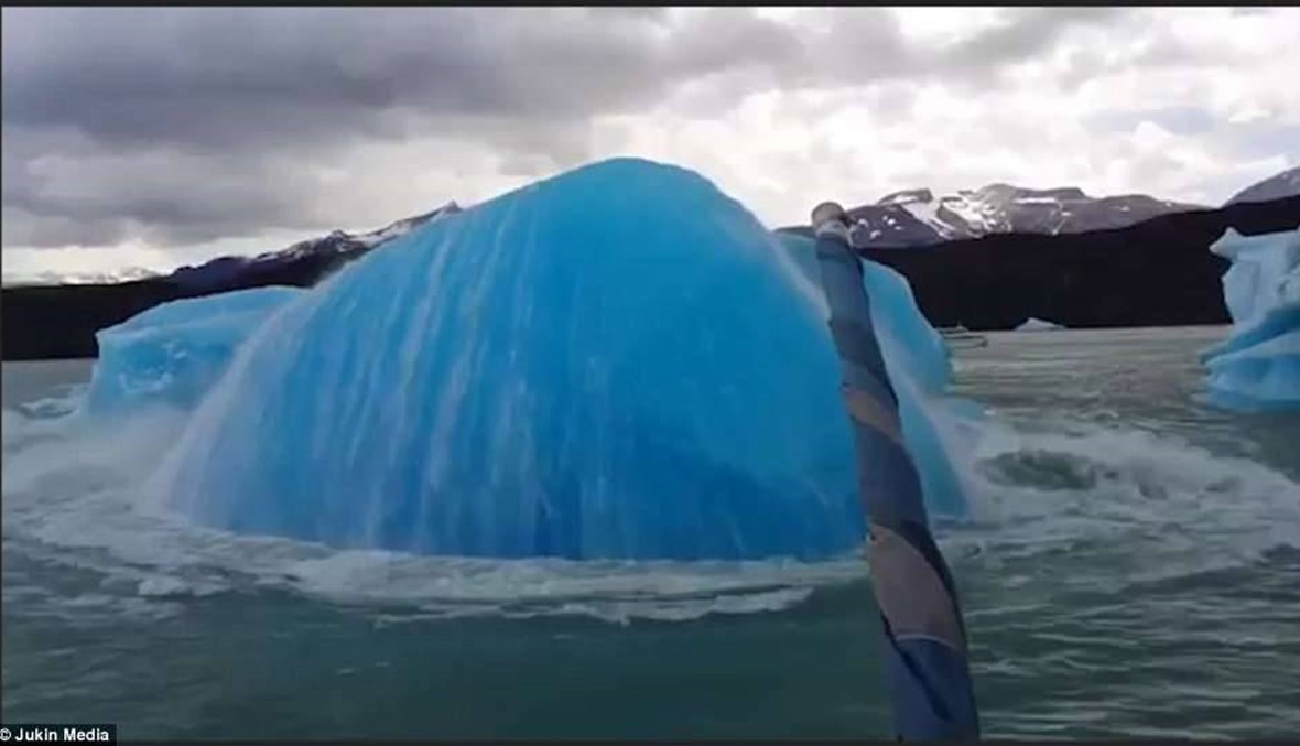 بالفيديو- جبل جليدي ينقسم شطرين مشكلاً موجة ضخمة