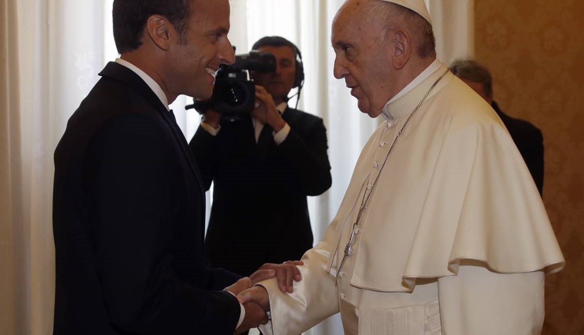 لقاء "مدته غير مسبوقة" جمع ماكرون والبابا فرنسيس في الفاتيكان (صور)