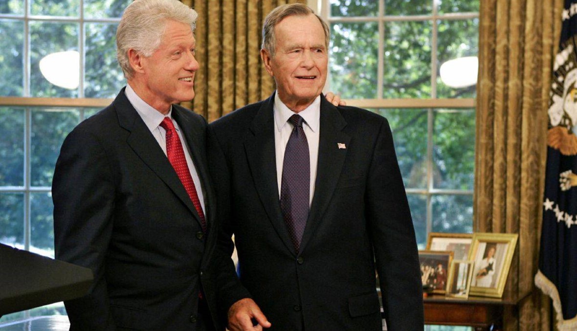 لماذا هنّأ جورج بوش الأب بيل كلينتون بارتداء جوارب عليها صورته، ومَن هو سولي؟