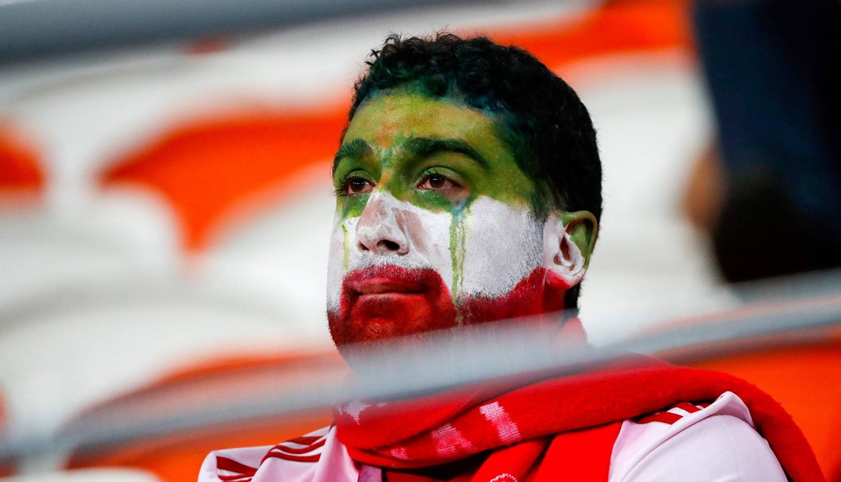 بكاء مشجع ايراني بعد خروج منتخب بلاده من الدور الأول لكأس العالم (أ ف ب).