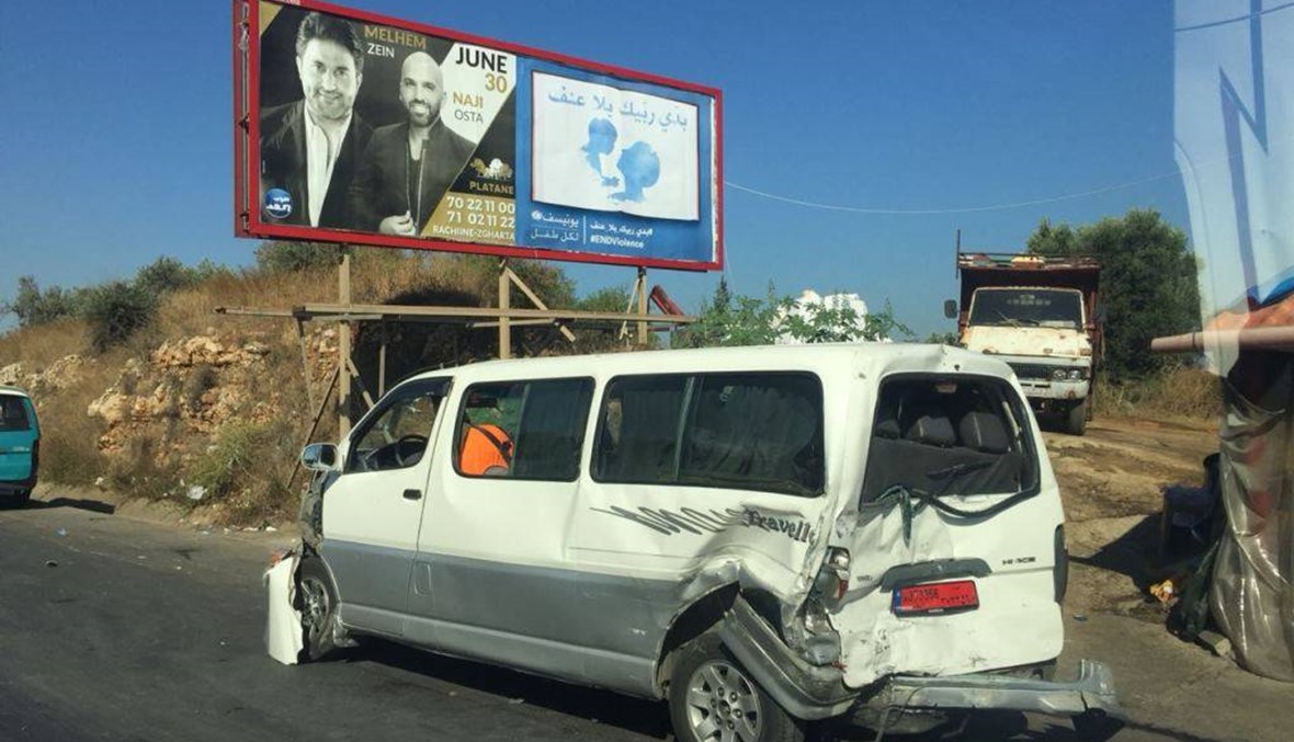 4 جرحى في حادث سير بين شاحنة و3 باصات على اوتوستراد طرابلس