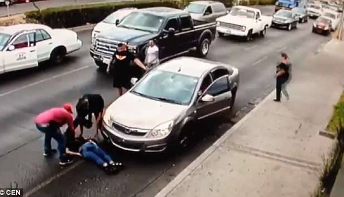 فيديو مروع - انزلقت أمام السيارة بسبب كعبها العالي وصدمتها