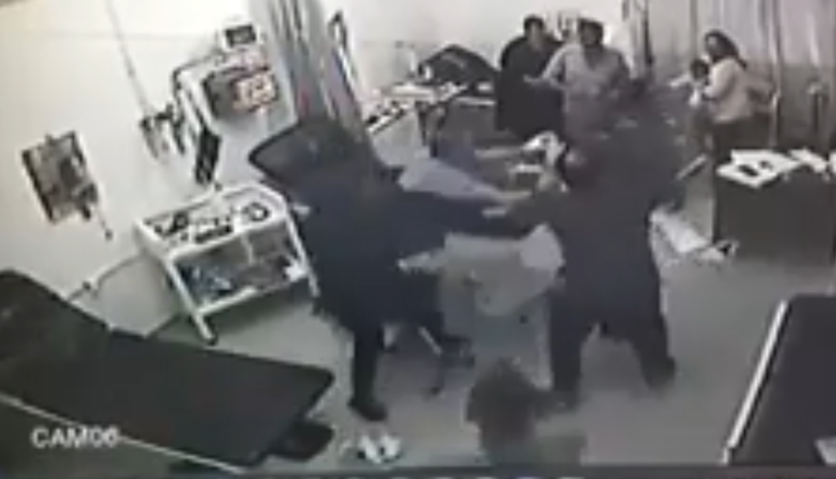 بالفيديو... اعتداء وحشي على طبيب داخل مستشفى في رأس بعلبك
