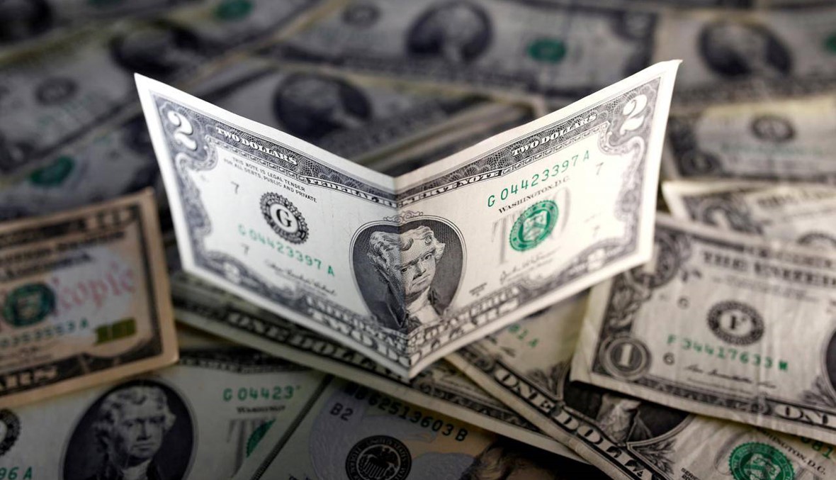 الدولار يتشبث بمكاسبه بعد موجة صعود استمرت 3 أشهر