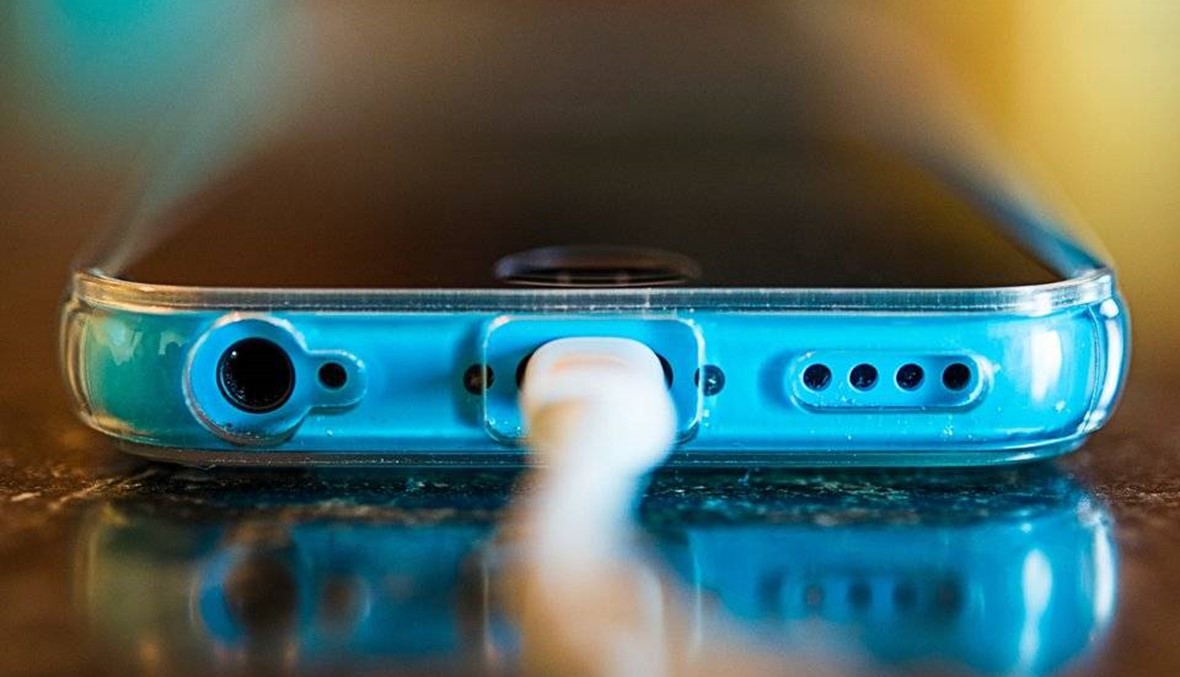 انتبه وأنتَ تشحن هاتفك بشكل خاطئ! نصائح لتفادي تدمير البطارية