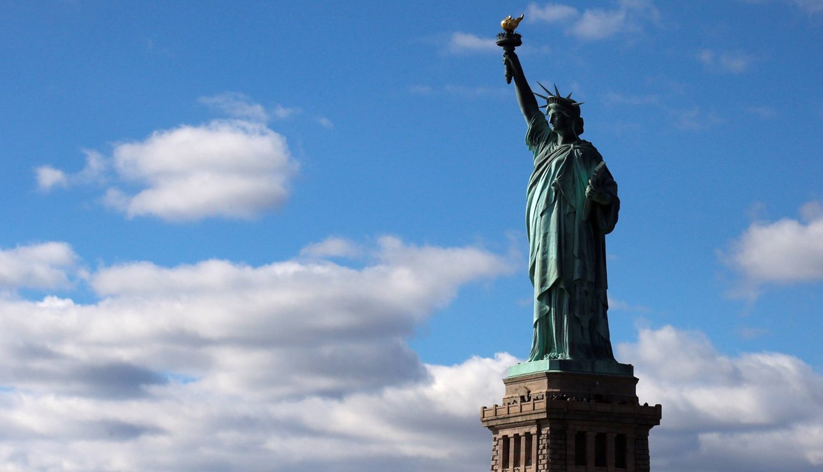 "سي. إن. إن": محتج يتسلّق قاعدة تمثال الحرية في نيويورك