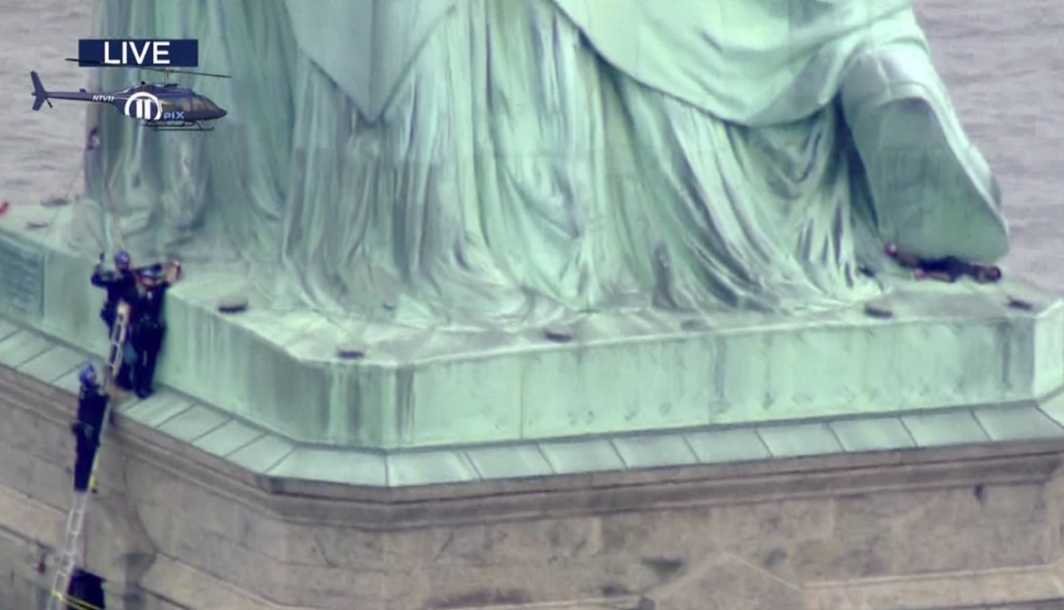 الشرطة تنزل امرأة من على قاعدة تمثال الحرية في نيويورك منهية أزمة