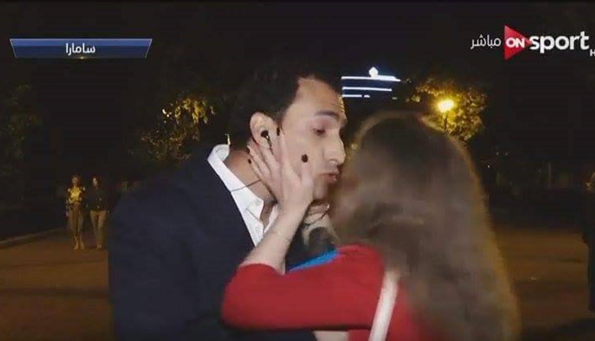 للمرة الثانية.. "قبلة حارة" على الهواء لمراسل مصري في روسيا
