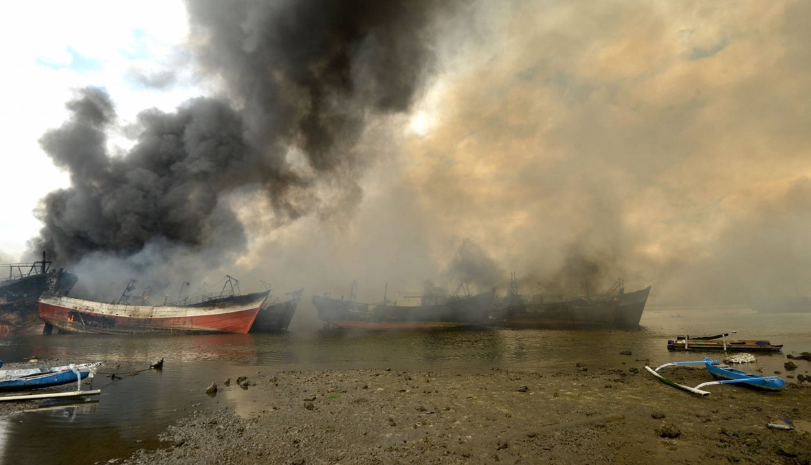 عشرات الزوارق تحترق في مرفأ بالي: "لم نبلّغ عن إصابات أو وفيات" (صور)