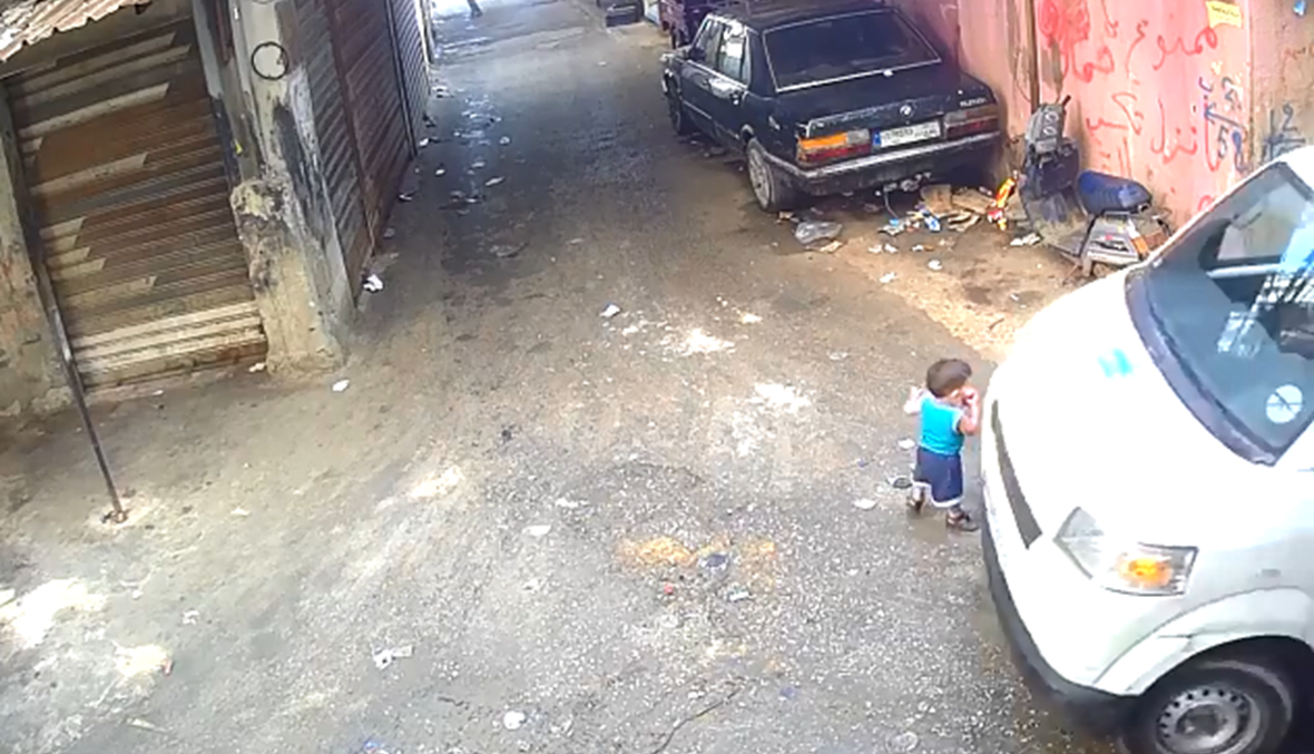 بالفيديو: طفل ينجو من حادثة دهس بإعجوبة