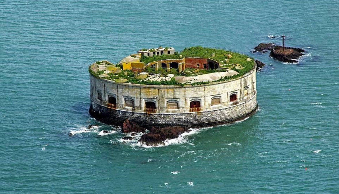 قلعة تاريخية على جزيرة للبيع... سعرها أقل من سعر شقة!