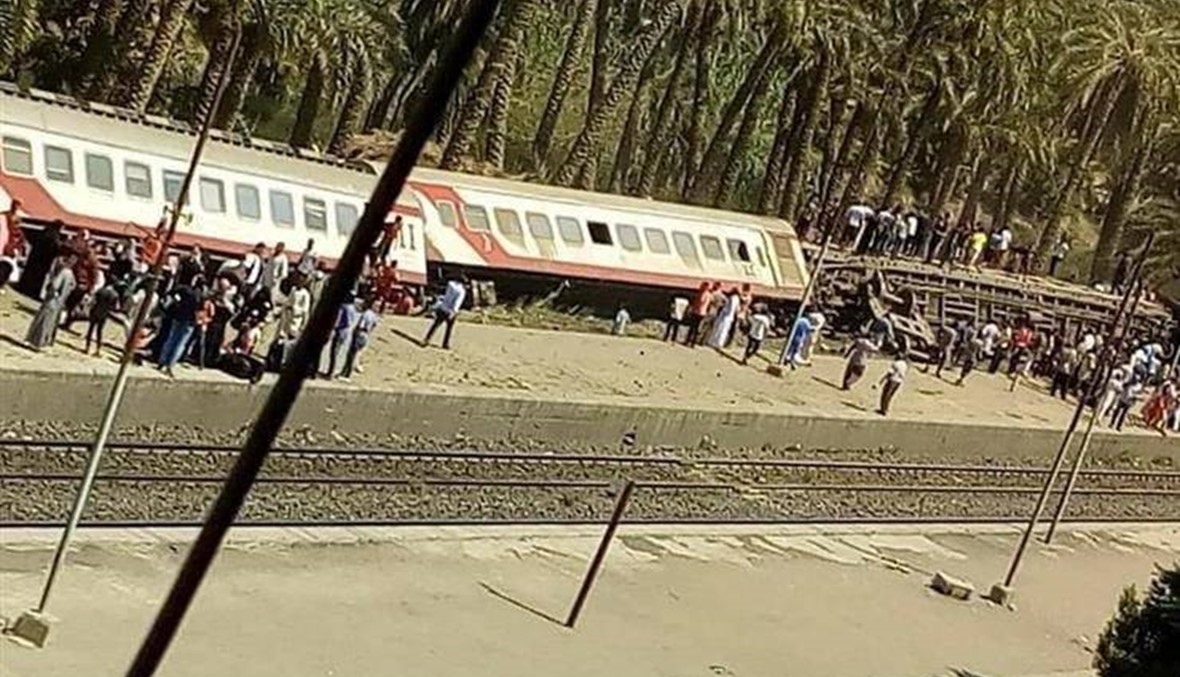 خطأ في التحويلة... إصابة 34 شخصاً بانقلاب قطار في مصر (صور وفيديو)