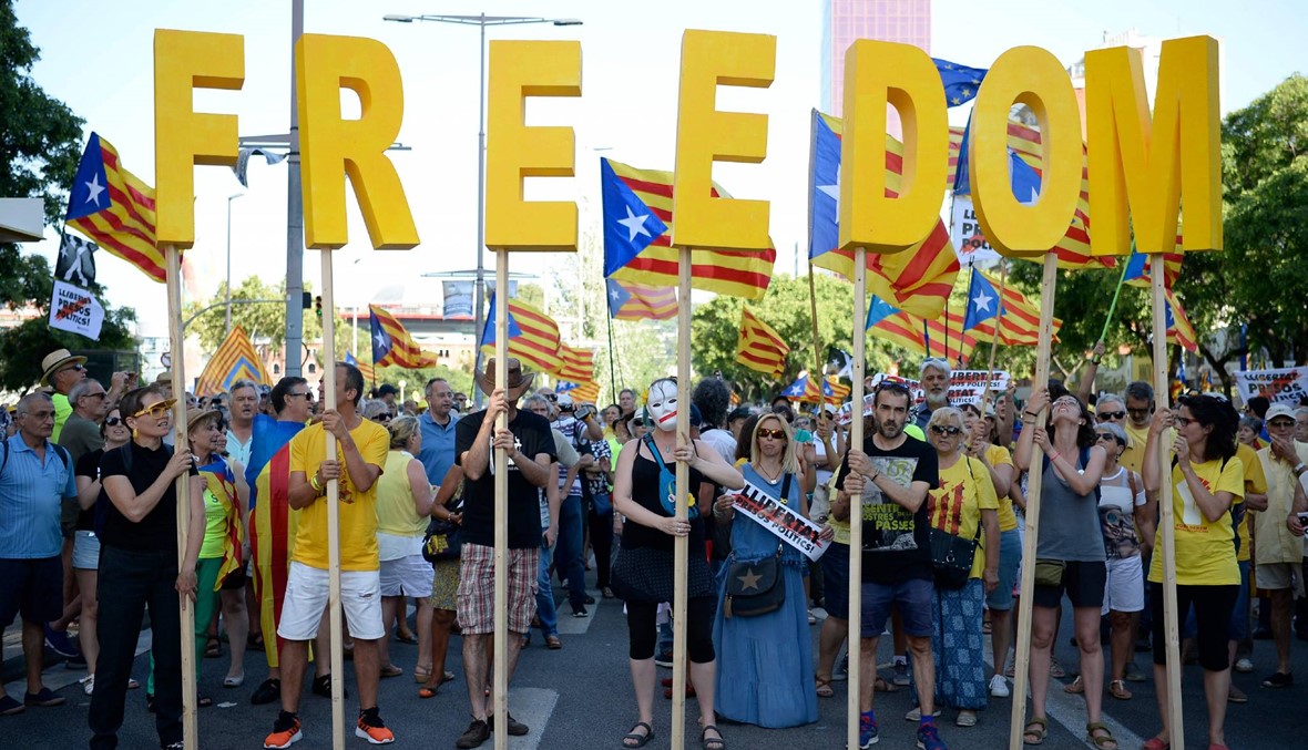برشلونة: تظاهرة بالآلاف للمطالبة بإطلاق الزعماء الانفصاليين... "نريدكم في دياركم"